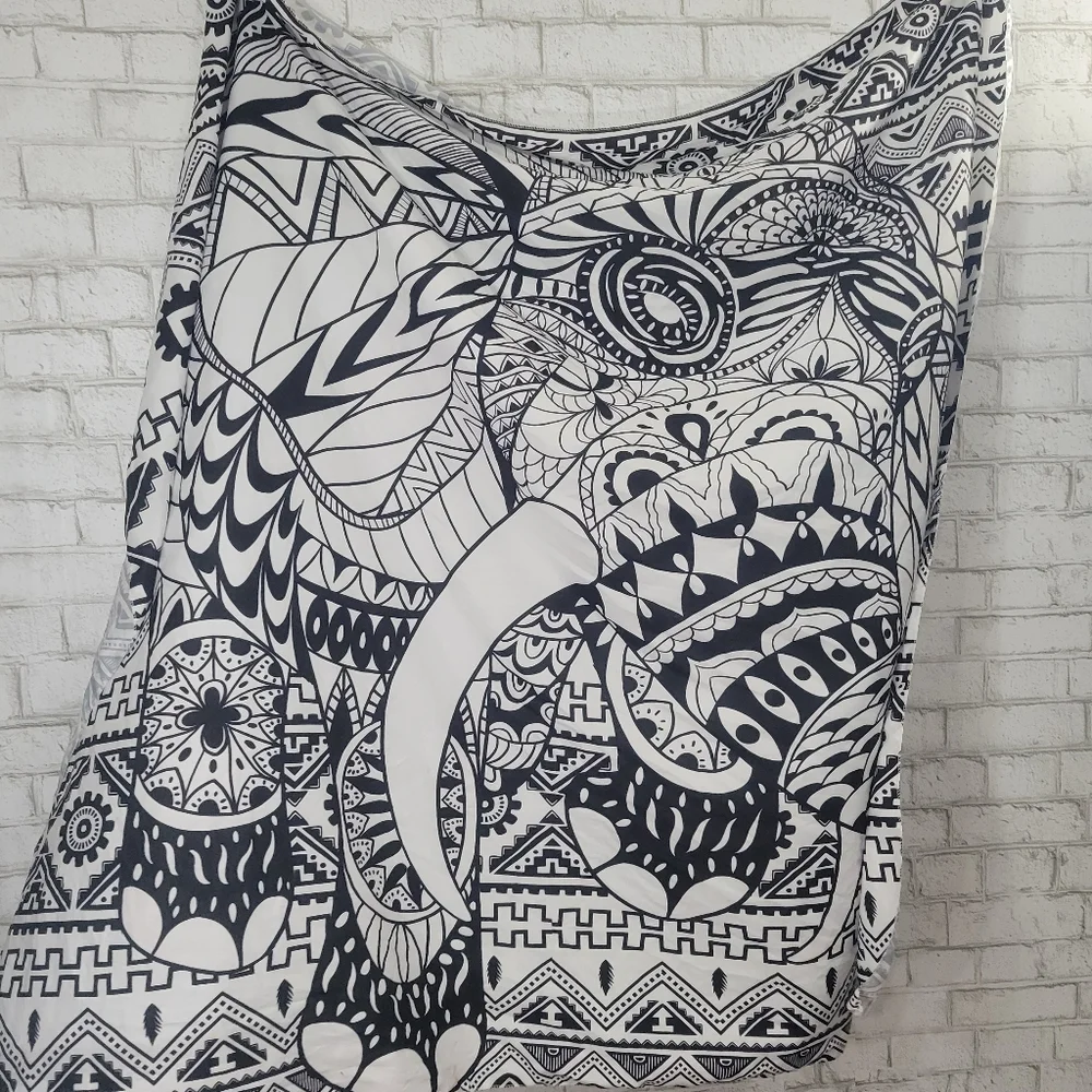 Black and white printed tapestry‎ wall hanging